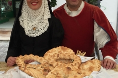 Esposizione del pane con coppia in costume